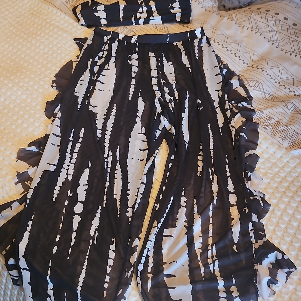 Black and White Patterned Sheer Pants With Matching Top X 2 And Bottoms